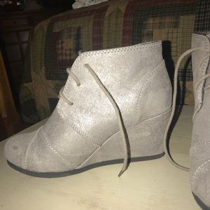 Buckle Metallic Grey wedge booties!
